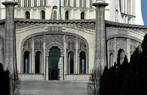 Louis Bourgeois, Baha’I Temple of Worship, Entrance. 